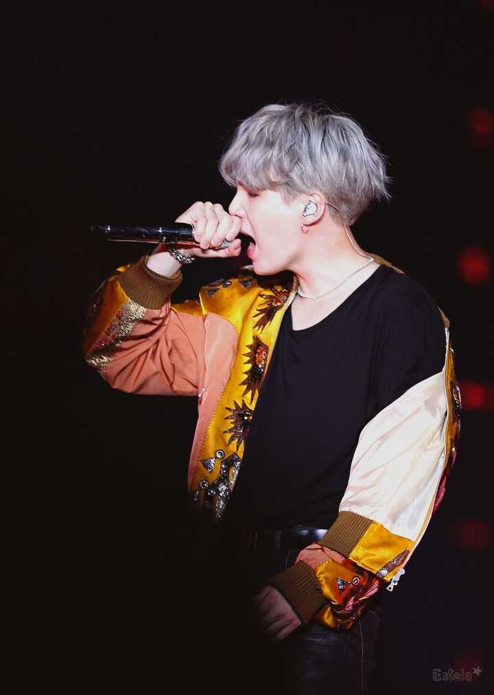 我真的好喜欢他拿着手麦疯狂摇摆拽拽的样子.舍我其谁