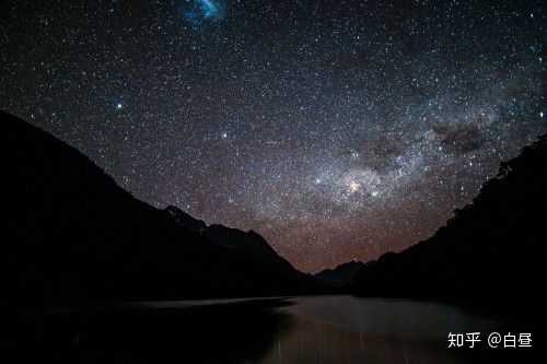 迟迟钟鼓初长夜,耿耿星河欲曙天.