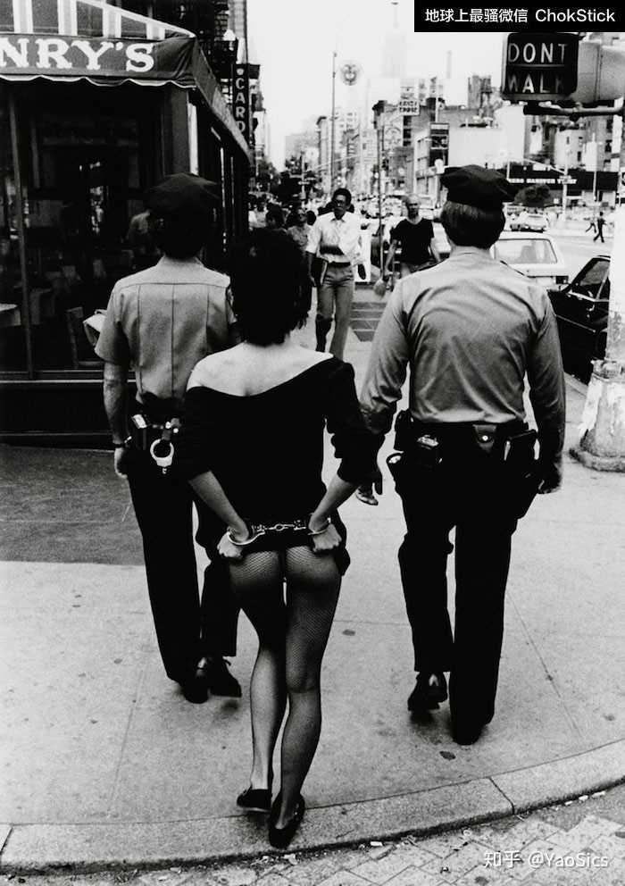 ▲ 仅仅 1976 年这一年,警察就抓了近 2400 名妓女。不同于巴黎的尿骚味和罗