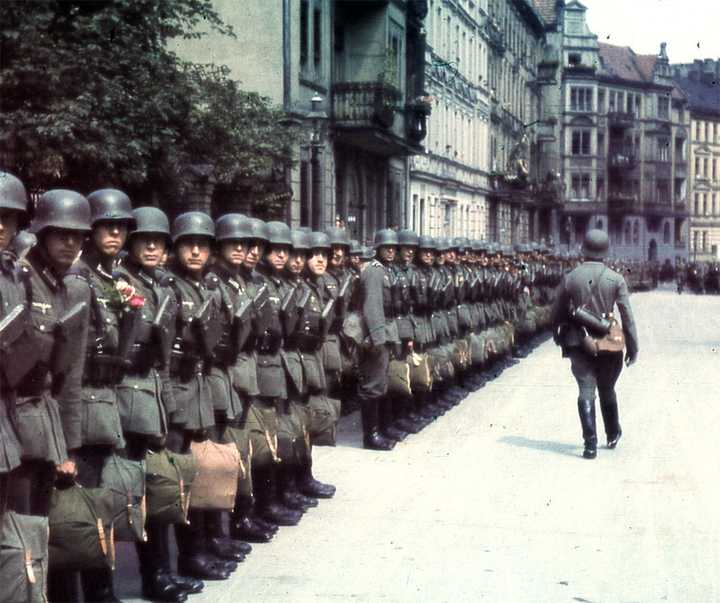 (点击可看大图 照片上这支德军部队看上去是在进行某种交接仪式,士兵