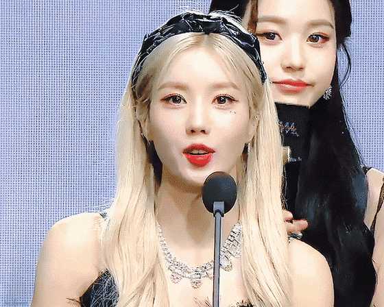 突然发现前izone的权恩妃(权姐)和red velvet的裴珠泫(裴姐)长得好像