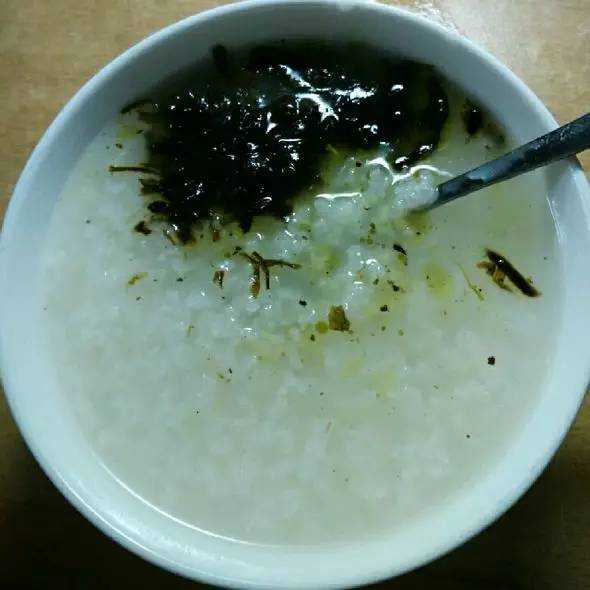 加了橄榄菜的白粥,粥汤里漂着绿绿的菜油,看着恶,吃着香,尤其生病的