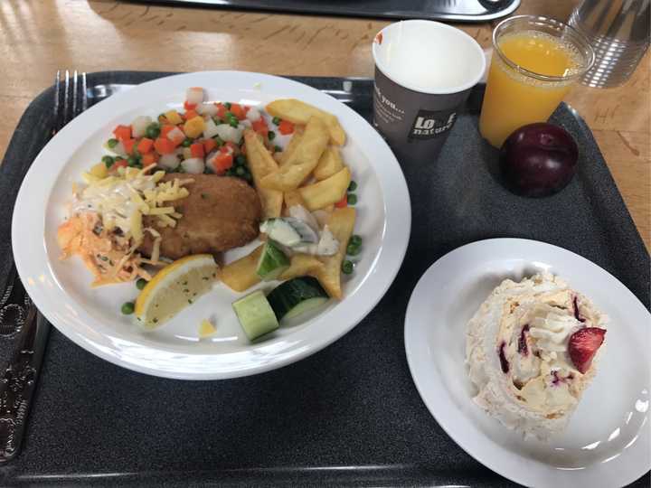 国外大学食堂是什么样子的?