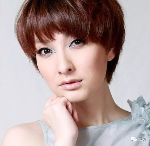 高挺的鹰钩鼻,气势凌厉,适合走气场型艺人