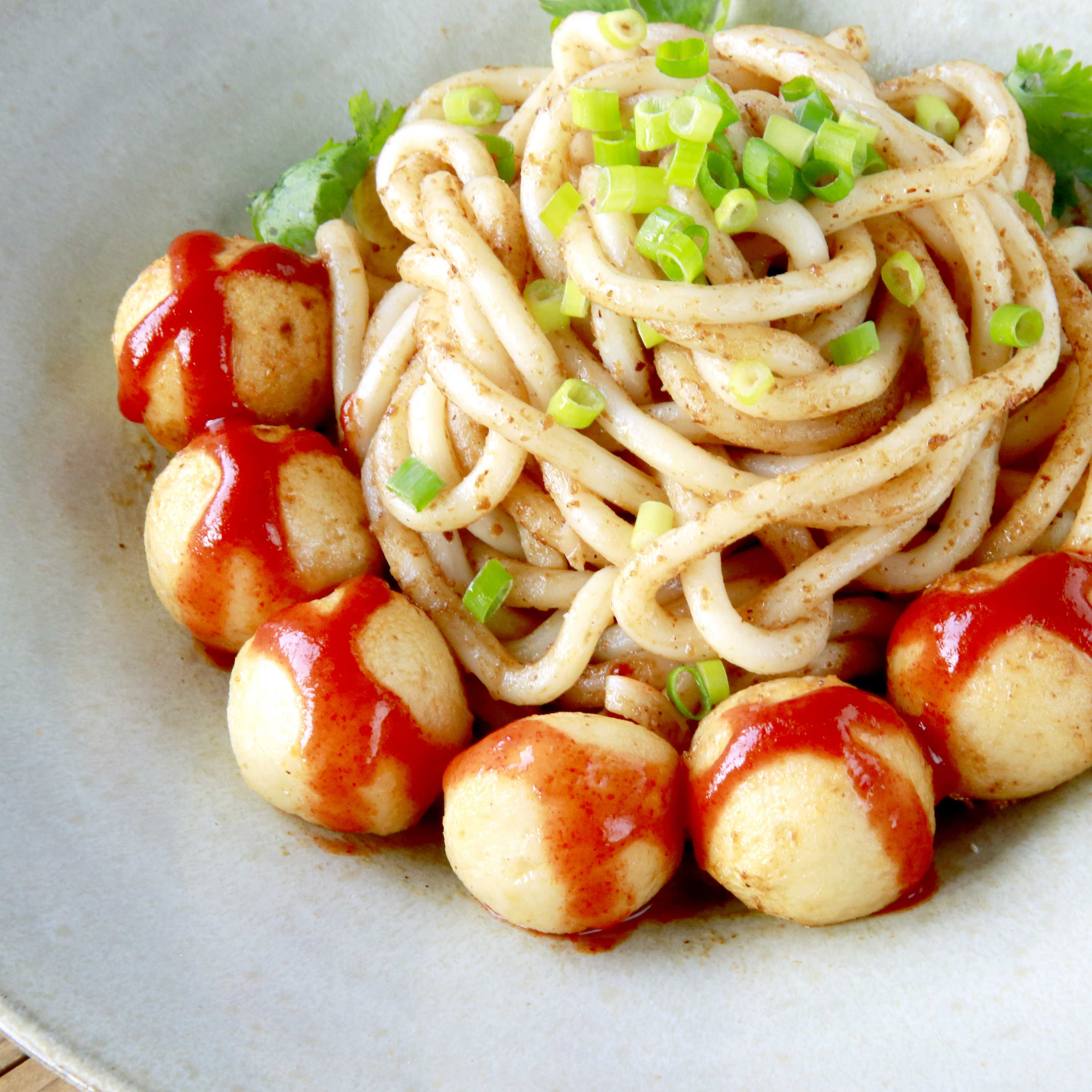 【鱼蛋茄汁车仔面】车仔面是广东各类小吃店比较常见的一款面,其久煮