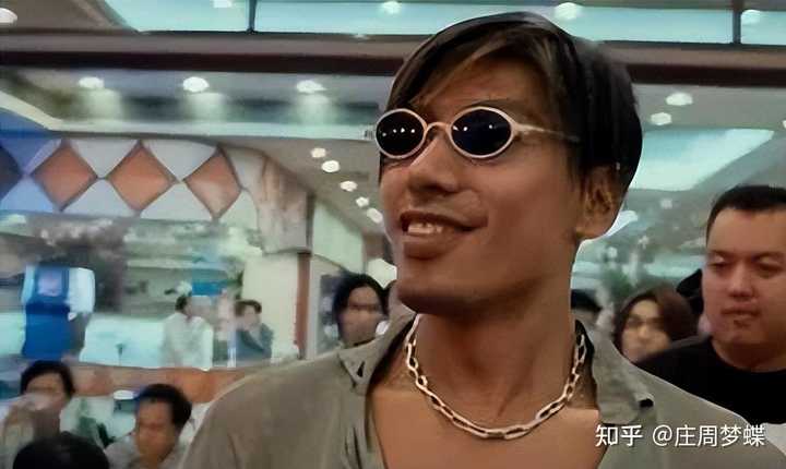 古惑仔3中乌鸦掀桌子名场面之前，乌鸦和洪兴竞价的长红是什么? - 知乎