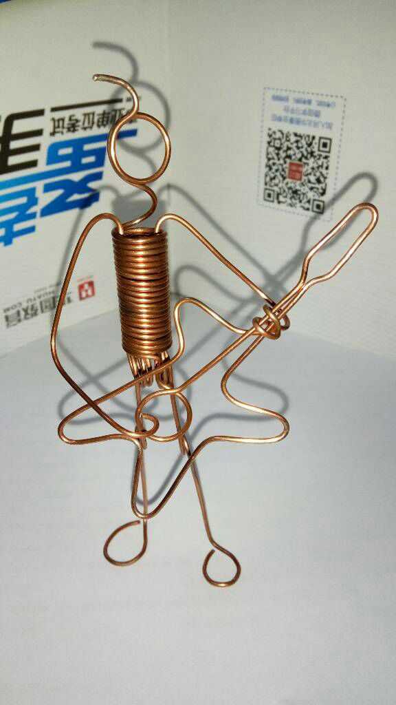 公司装修,下班的时候剪(捡)了一根电线,去掉外皮发现里面是铜的,于是