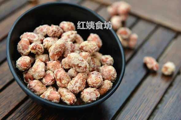 挂霜花生米看似复杂,其实做起来非常简单,只需要三样东西;花生,白糖