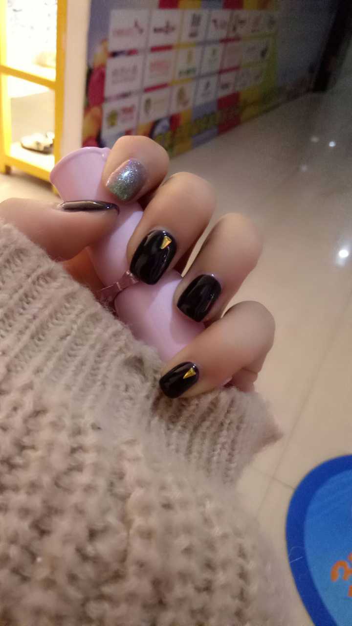 大家对涂黑色指甲油的女生作何感想?