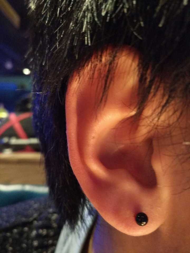 我好想去打个耳洞啊,你们觉得男生打耳洞合适吗?