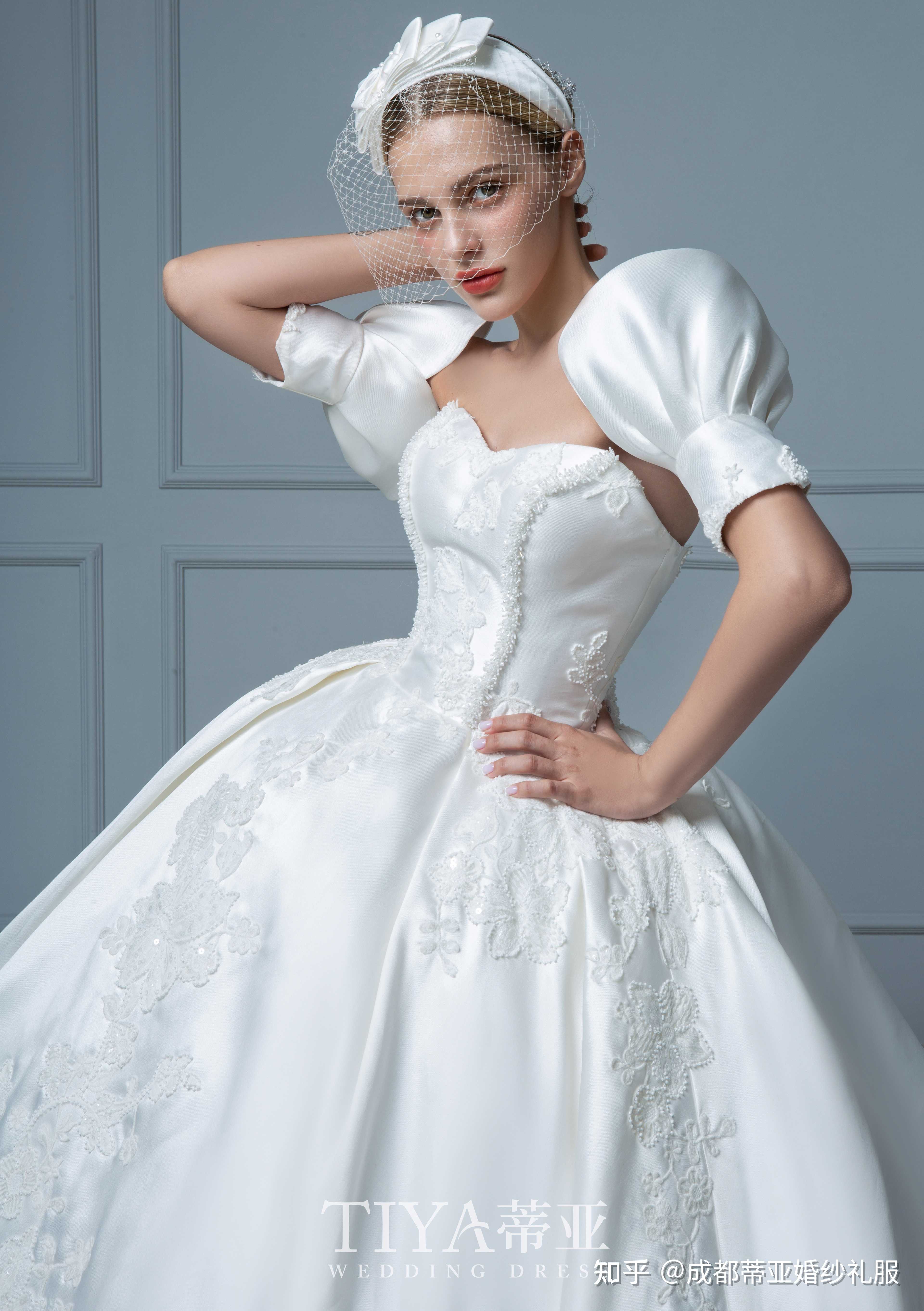 成都蒂亚婚纱礼服 的想法: tiya61婚纱推荐 大面积缎面搭配腰间裙身