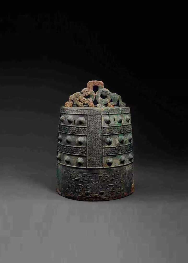 ，形似铎铃，以木槌敲击，祭祀和宴乐时用。 镈（bó）古代钟一类的乐器。