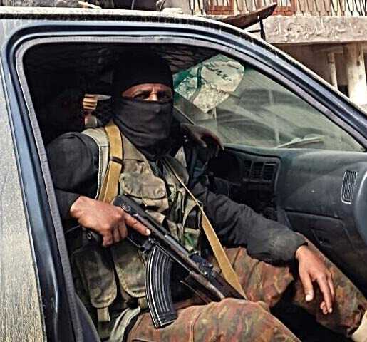 讲述一名年轻的伊拉克警察被尼尼微的特种部队从交火中救出,此后加入