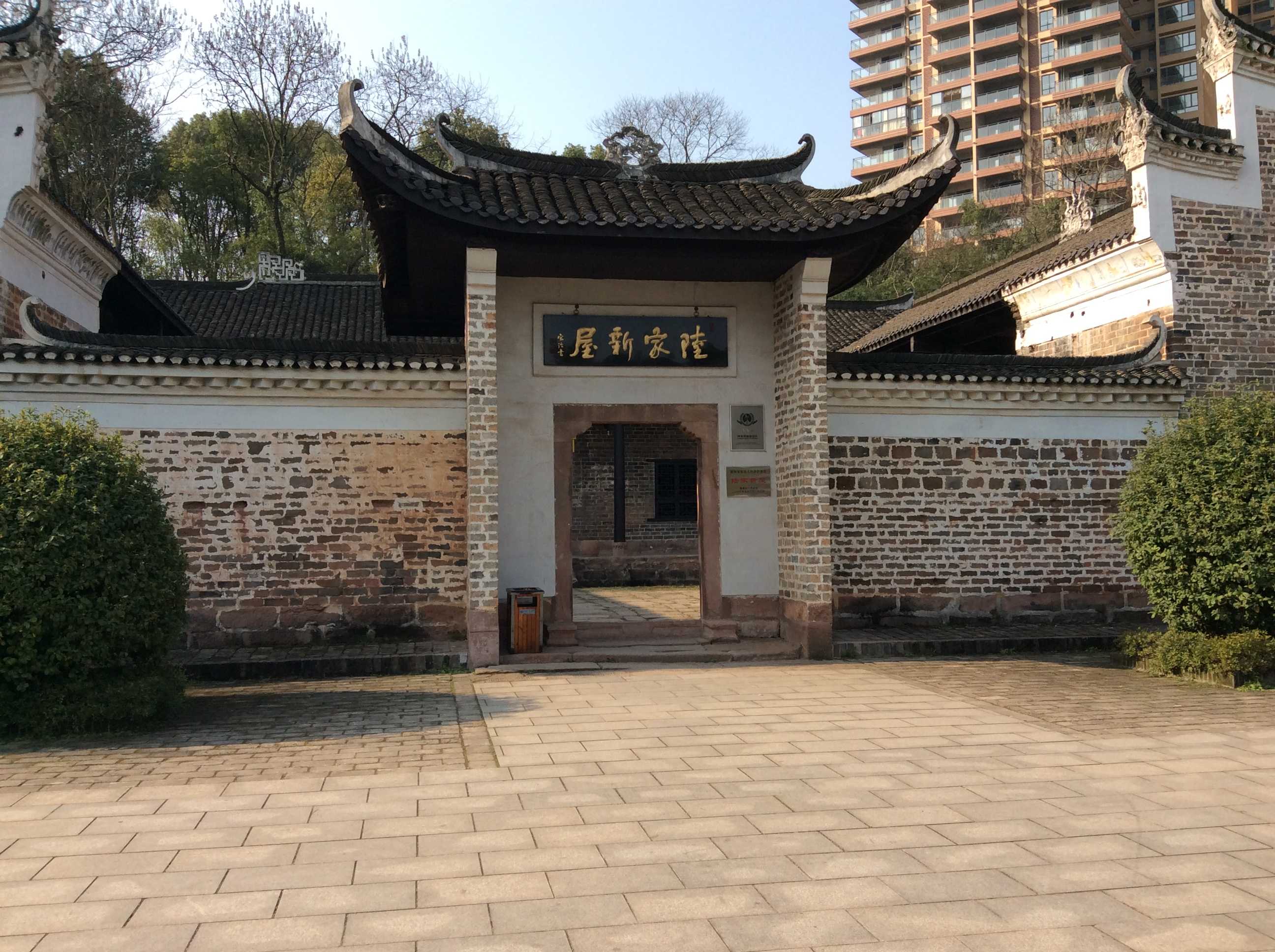 我的避难所有两个,一个是陆家新屋,一个是欧阳故宅.