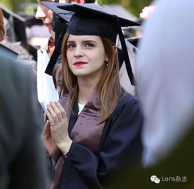 2014年,艾玛从布朗大学毕业了,专业是英语文学.