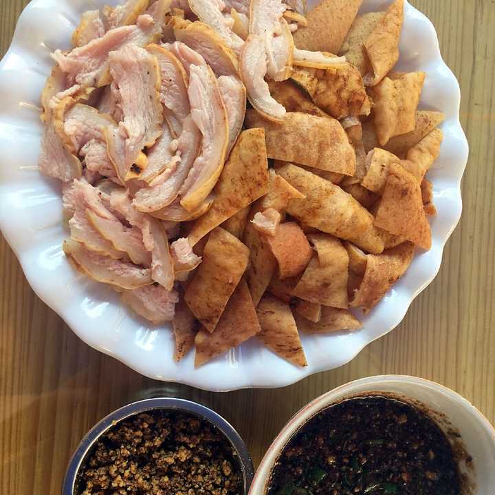 其实最令我怀念的是一道菜."炸猪皮"