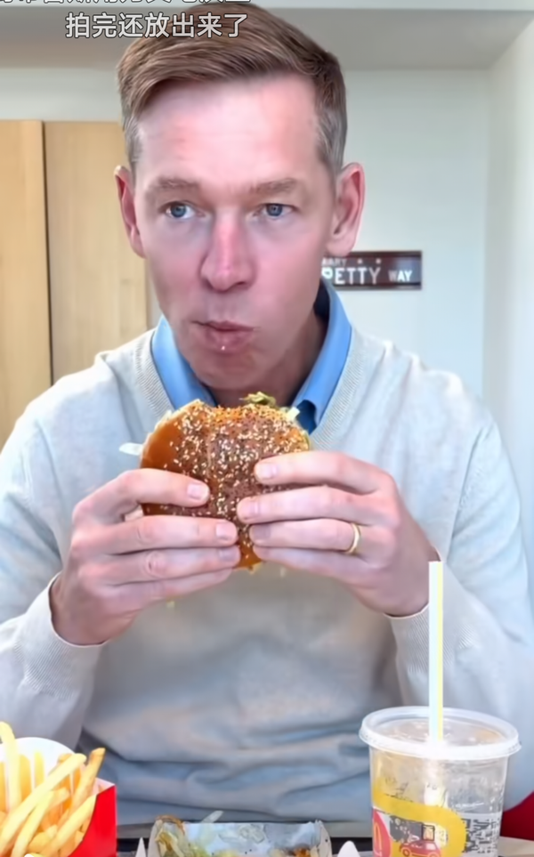 麦当劳 CEO 发布新品汉堡试吃视频，被网友调侃表情像「吃糠咽菜」，如何看待这次公关营销「翻车」？