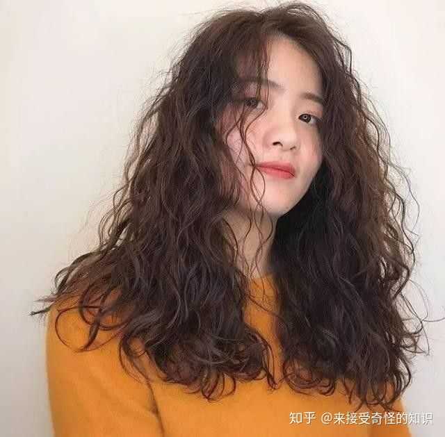 长脸脸瘦的女生烫什么样的头发好看呢,想显得发量多一点!