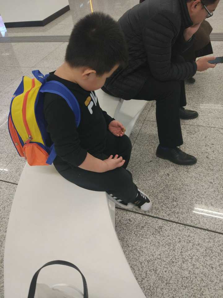 手手一直朝上放腿上,哈哈,戳中大胖儿子的萌点