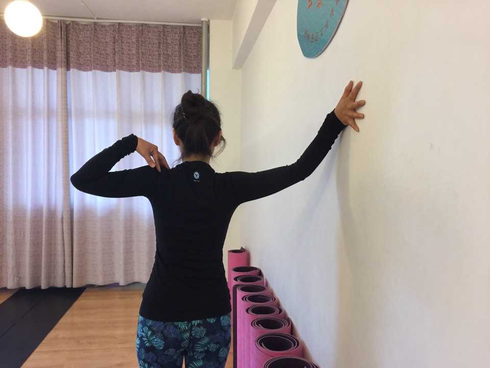 想要矫正圆肩驼背,是健身运动好还是瑜伽好?