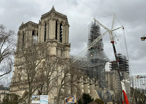 如何看待巴黎圣母院以施工状态出现在巴黎奥运会开幕式中？它为什么还没有修好？