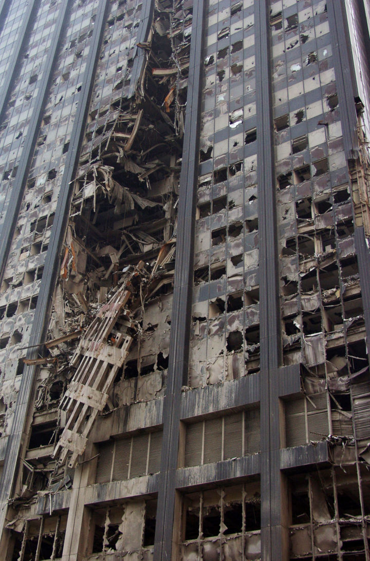 911事件中双子塔只是被撞了顶部,为什么整座大楼会坍塌?
