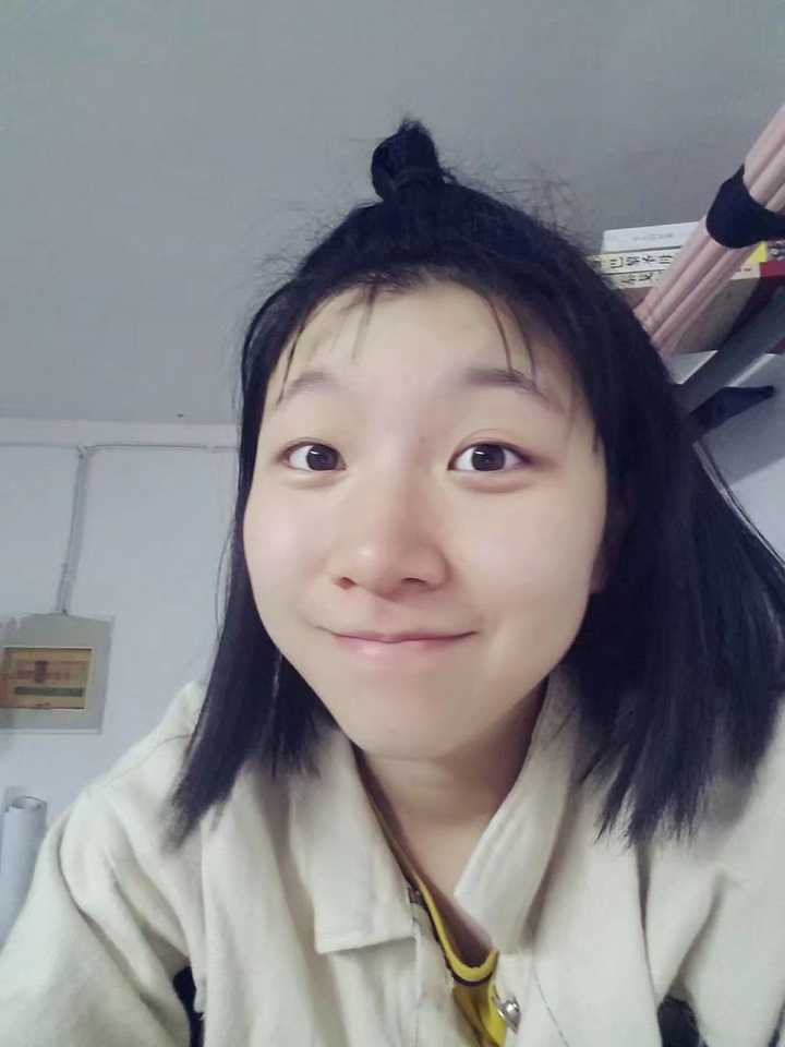 觉得高马尾,全部头发扎上去,或者披肩头发都别在耳朵后面,而且,额头短