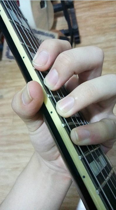 电吉他拨片应该怎么拿?