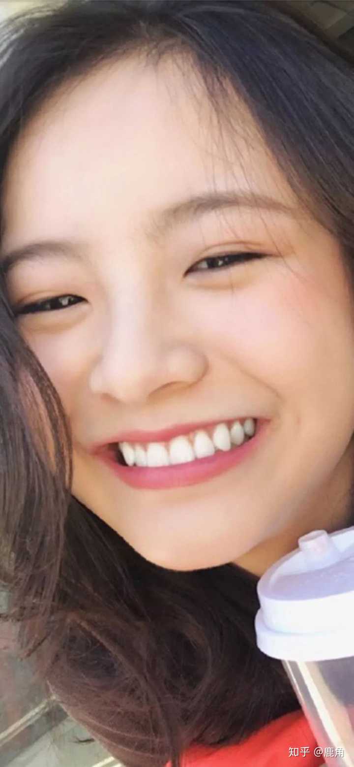 有没有笑的很开心,适合当壁纸的明星或者模特的照片?网图也可?