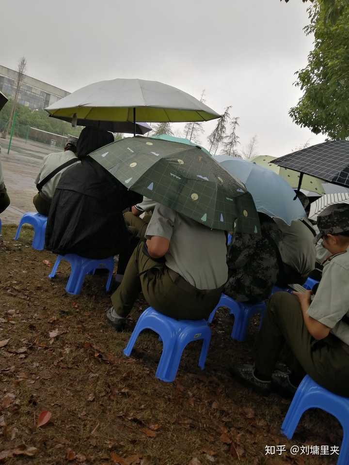 重庆大学2019下雨军训你怎么看待?