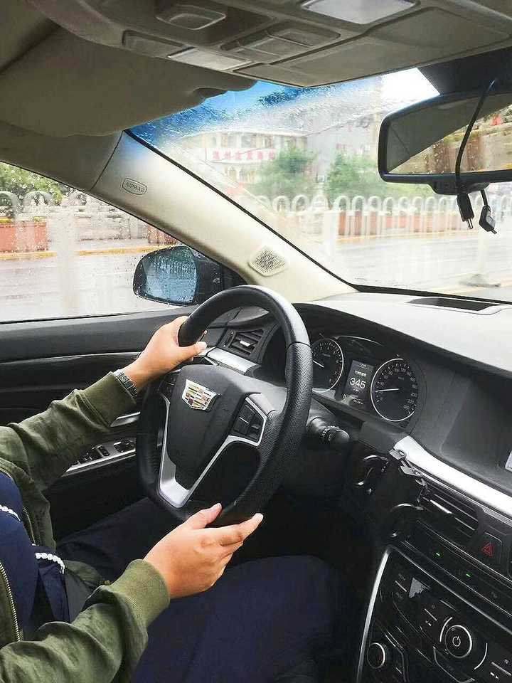 假装自己开豪车. 自我娱乐,拒绝毒舌.哈哈.