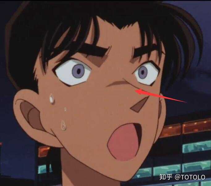 一般情况下柯南里的人物都是"月牙"的眼睛画法,在这种表现下眼睛会