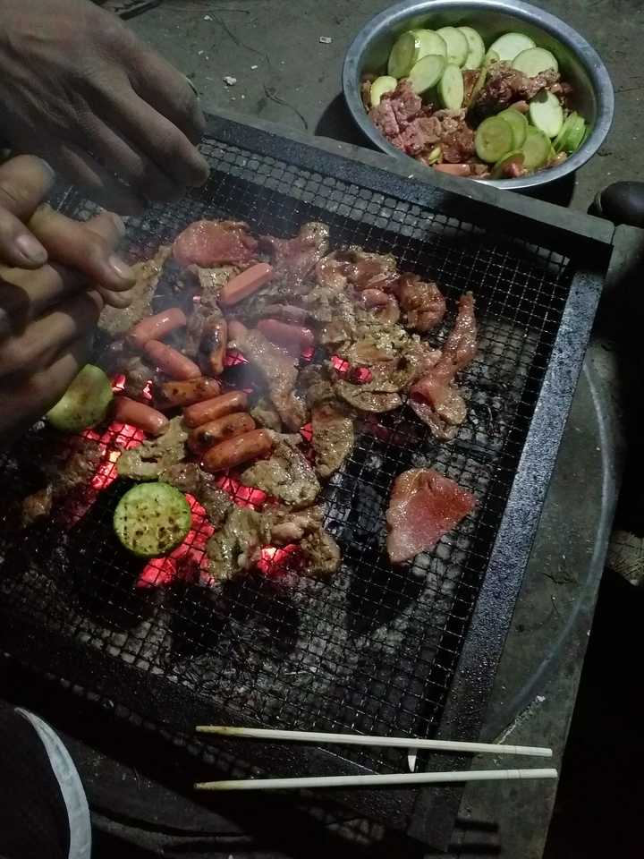 下面两张图是在野外吃火锅