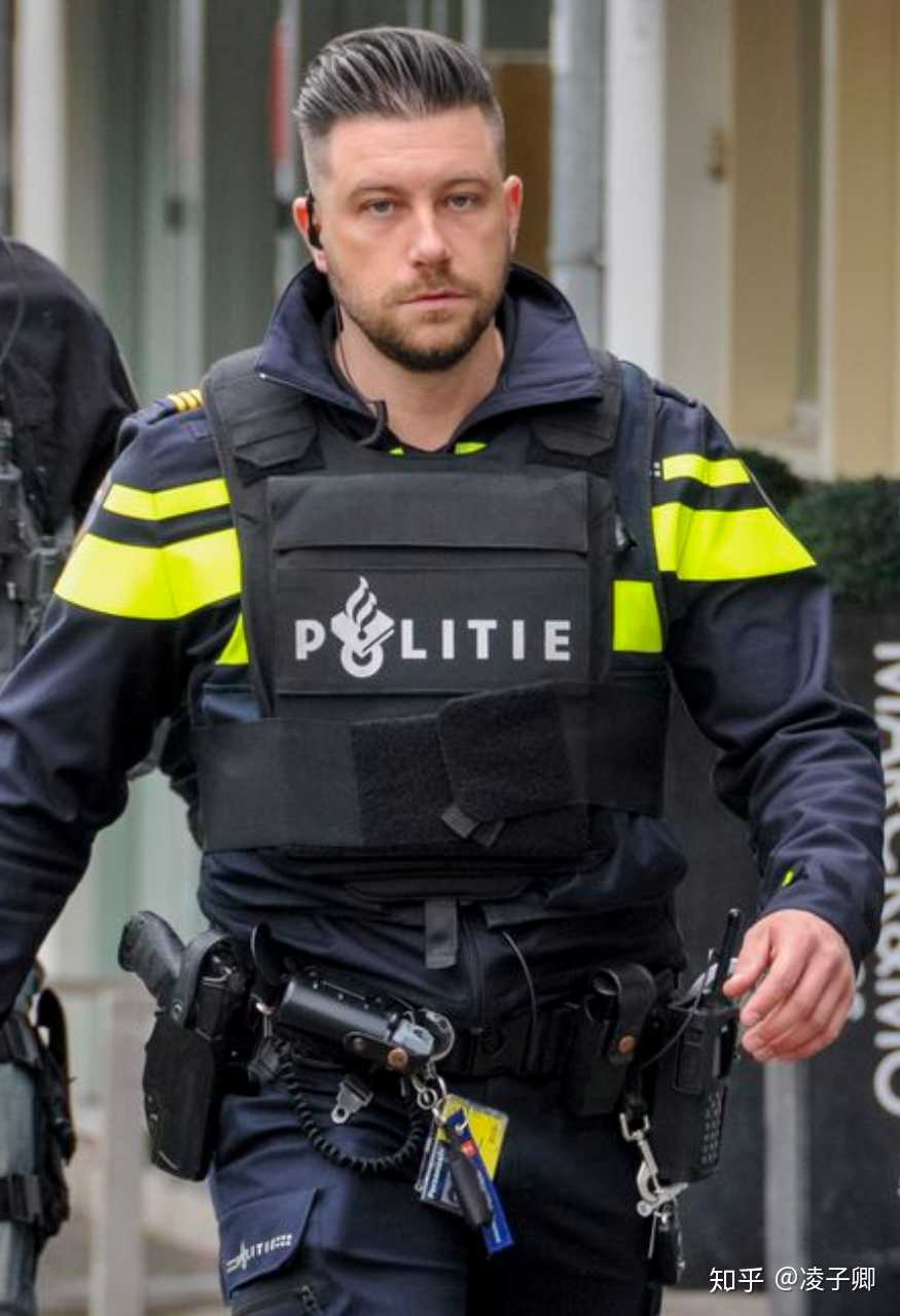 荷兰警察的制服真好看