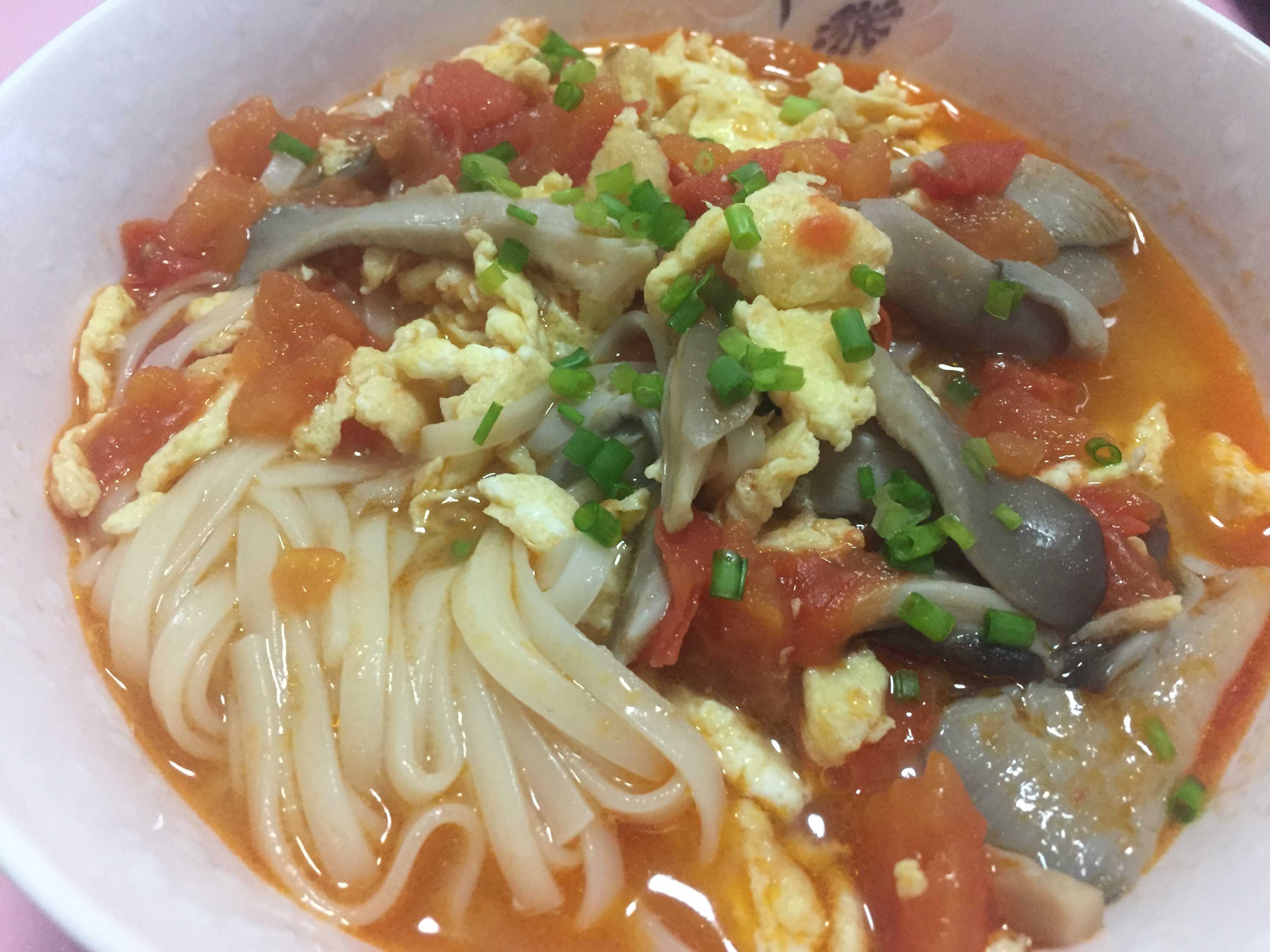 番茄鸡蛋蘑菇就能成就一碗巨好吃的热汤面!