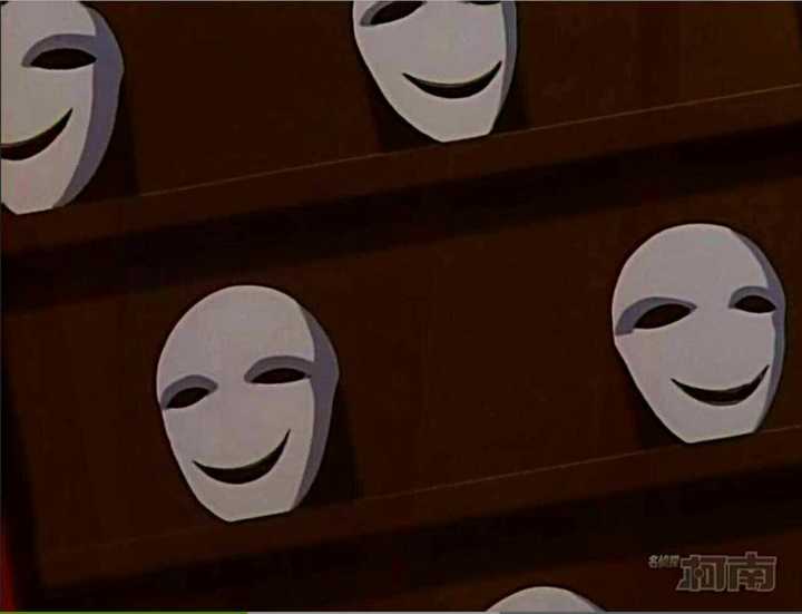 里面有一集,叫假面诅咒的冷笑,里面有个镜头是在杀人现场,一大堆面具