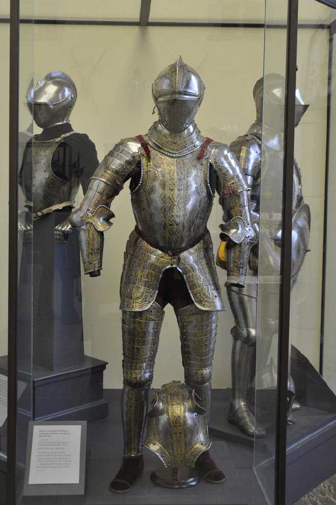 为什么有人觉得普通人没训练过穿上板甲能打败职业搏击选手我觉得不