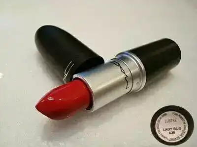 皮肤比较白的女生送什么类型口红,图中的是哪