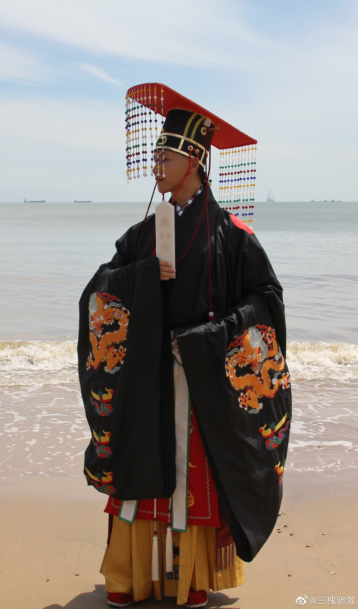 小孩穿龙袍飙泪笑