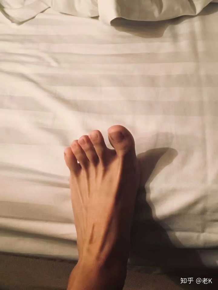男孩子有一双好看的脚是一种什么样的体验？