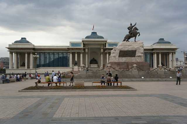 乌兰巴托的夜原唱是谁。QQ音乐上说是安 但我