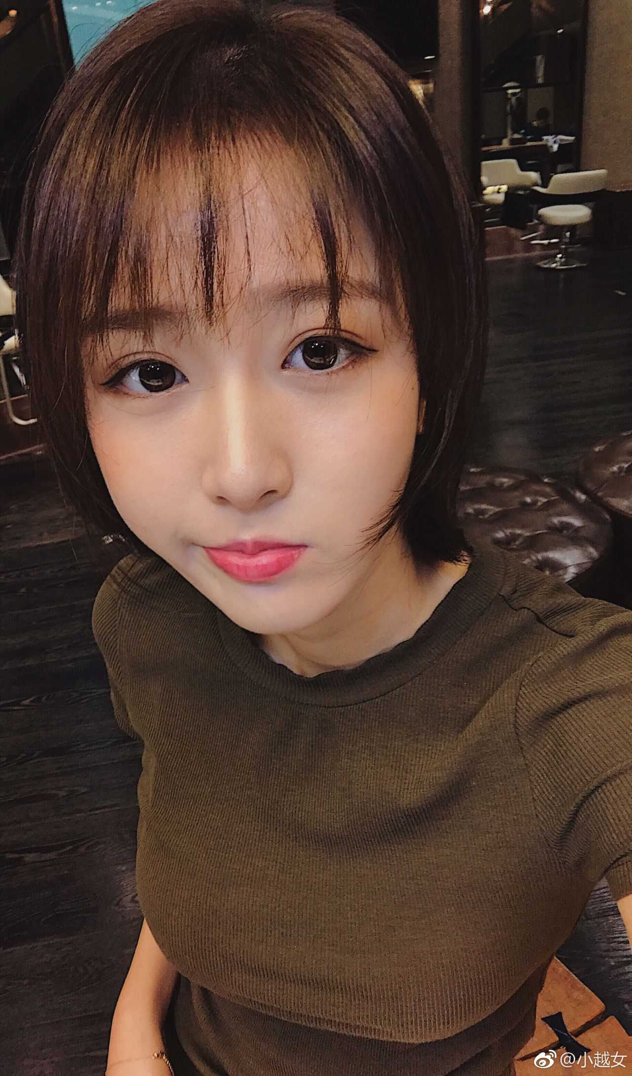 小越女,关注她两年了,从刚开始素颜录视频到现在,她真的是皮肤超级棒