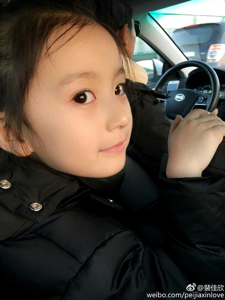 是童装模特,有时候会化妆(后面有素颜,并不是全靠妆,另外,也并不是