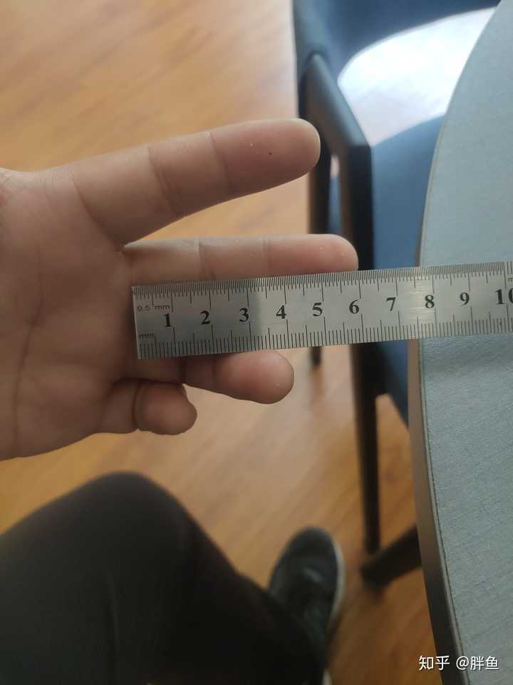 手指非常短(和小孩子一样,甚至还要短一点),是不是真的学不了吉他了 ?