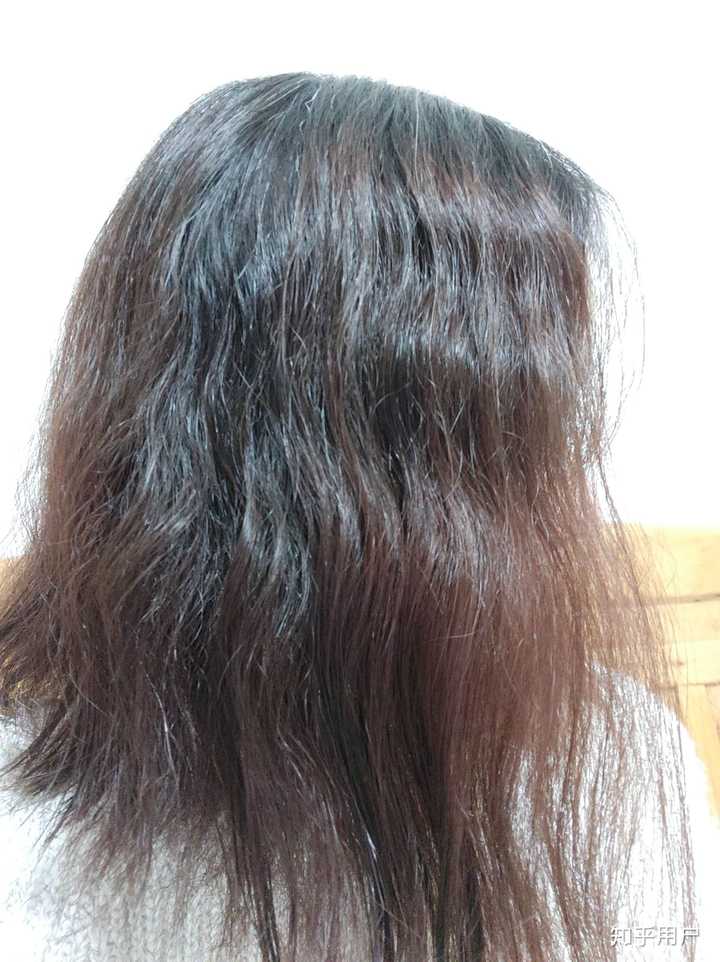 头发自然卷的人该怎么打理头发？