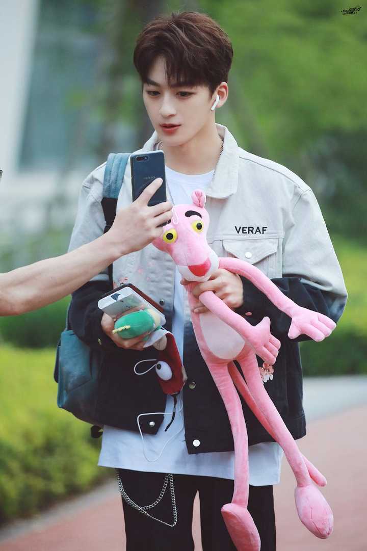 如何评价《创造营2019》的何洛洛?