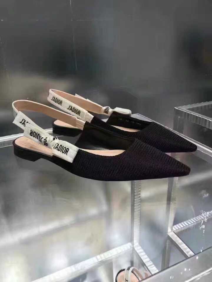 关于第一双大牌平底鞋,本人今年21,大学刚毕业,想买双鞋送给自己当