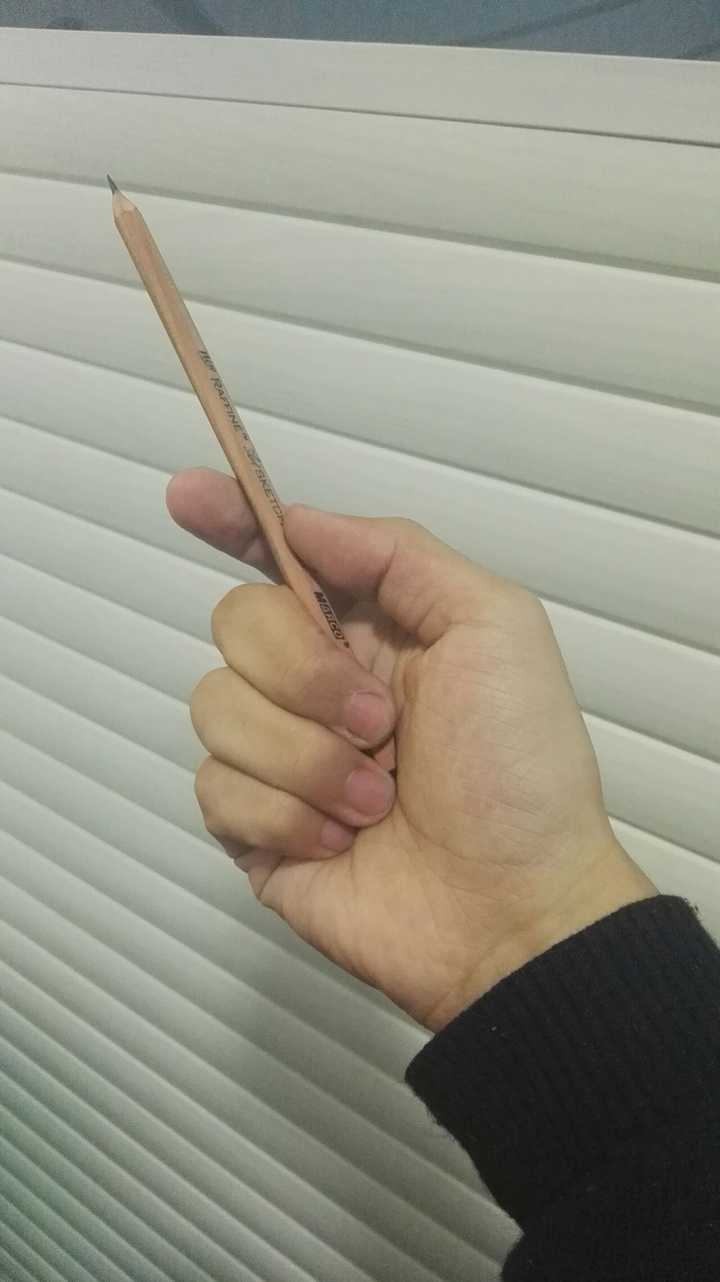 为什么捏刀尖扔飞刀的时候,几乎都是刀尖先撞在目标物体上?