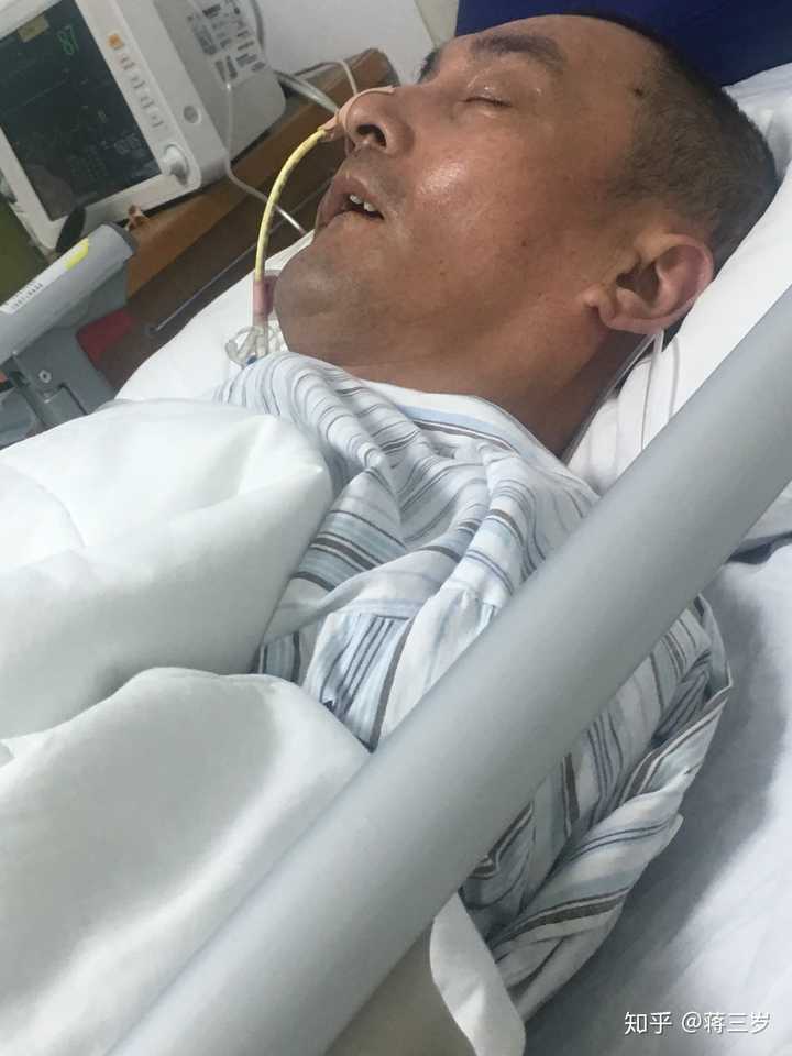 如果年迈的父亲脑出血,就算救活来也是植物人.但是要花光家里的积蓄.