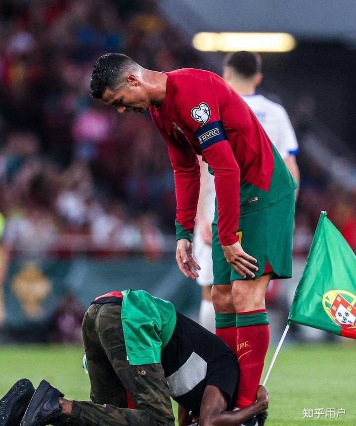 一名葡萄牙球迷冲入球场抱起c罗“举高高”